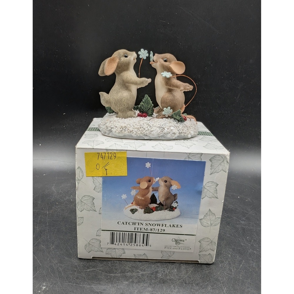 Charming Tails Fitz and Floyd Catch'in Snowflakes Mouse Bunny Figurine 87/129